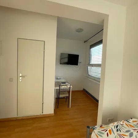 Gastem Ug Quarto em Acomodações Particulares *